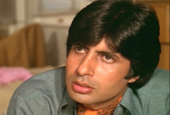 bollywood-ke-kisse-amitabh-bachchan-reveal-that-he-kept-his-new-shoes-under-pillow