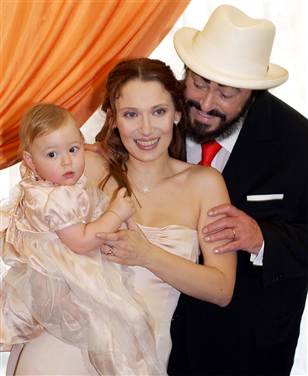 Pavarotti_Mantovanti_wedding2003.jpg