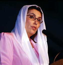 BhuttoBenazir_campaigning20071.JPG