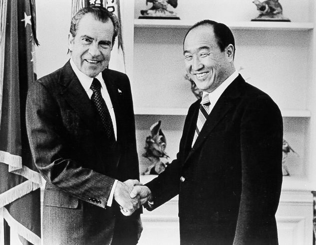 ../Politics/Nixon_SunMyungMoon_1973.gif