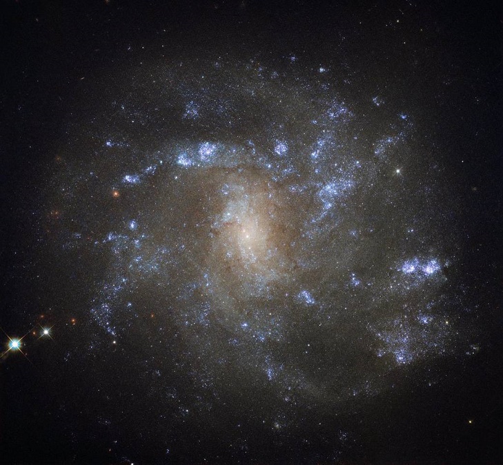 Hubble2017_BarredLynxSpiral.jpg