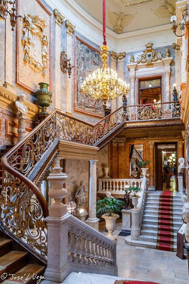 House_staircase_MuseoCerralbo_MadridEspagna.jpg