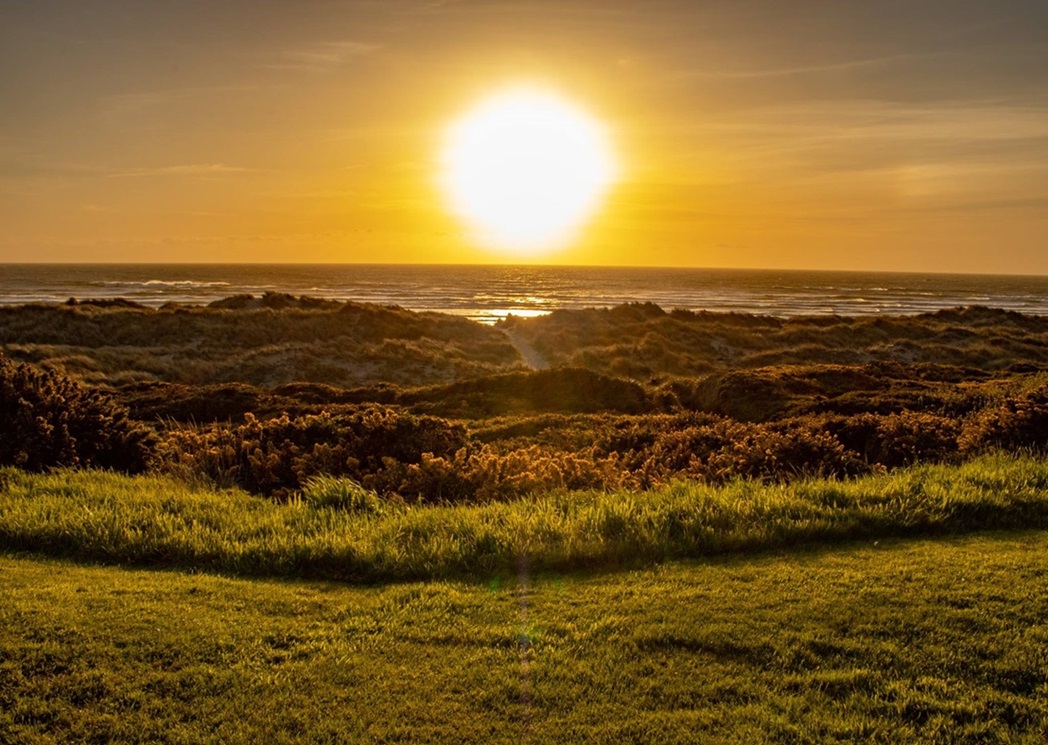 ../../bpa_graf/MtnSkyNatlPark/Windemere_BandonOregon_2023_byJeremyKohlar.jpg
